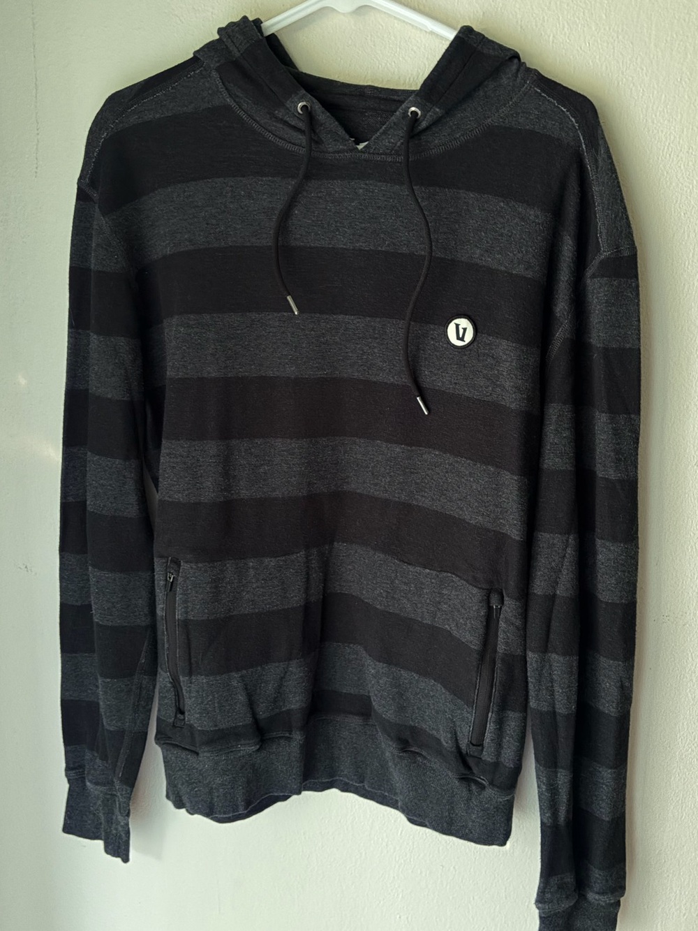 57. Men’s Size Medium VUORI Striped Hooded Longsleeve
